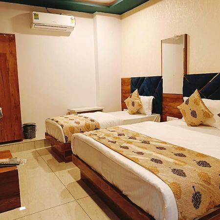 Hotel Maan Palace Вадодара Екстериор снимка