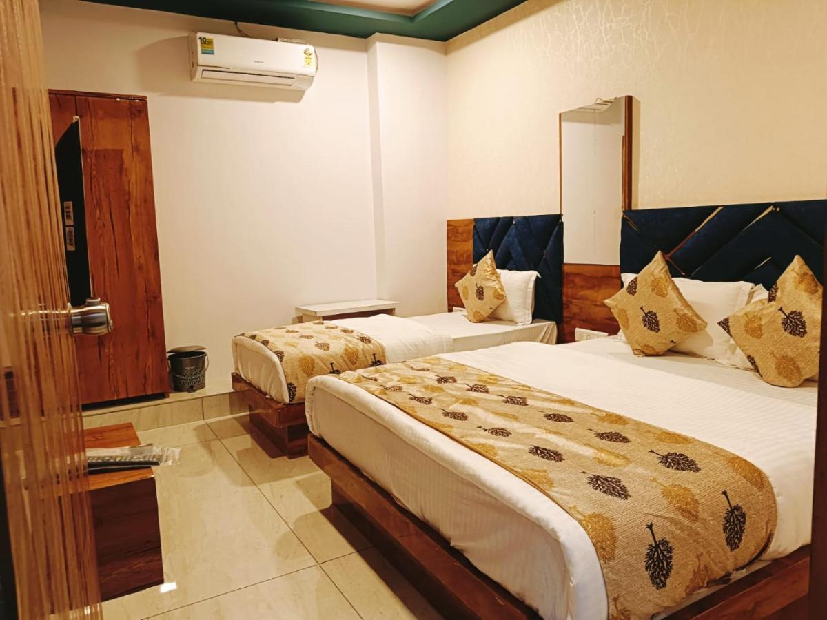 Hotel Maan Palace Вадодара Екстериор снимка
