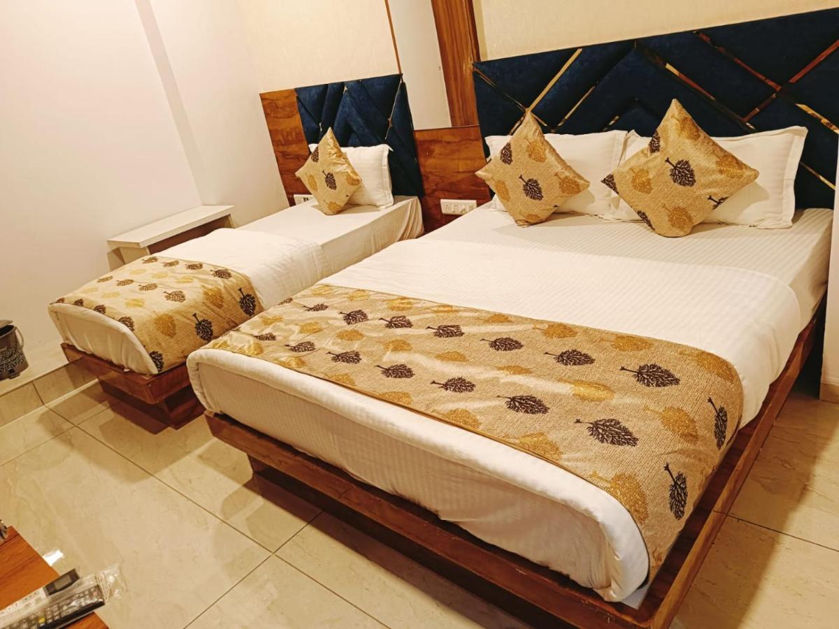 Hotel Maan Palace Вадодара Екстериор снимка