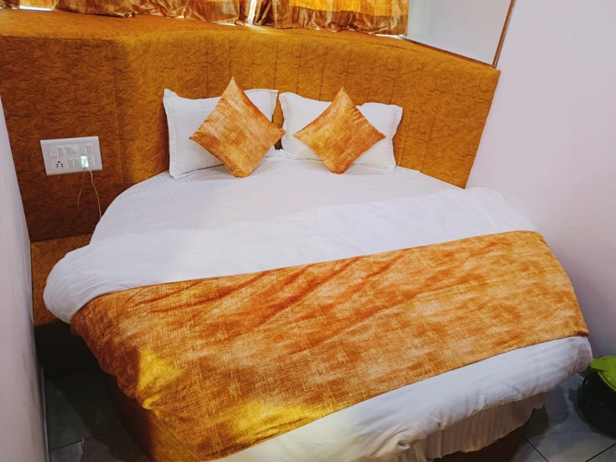 Hotel Maan Palace Вадодара Екстериор снимка