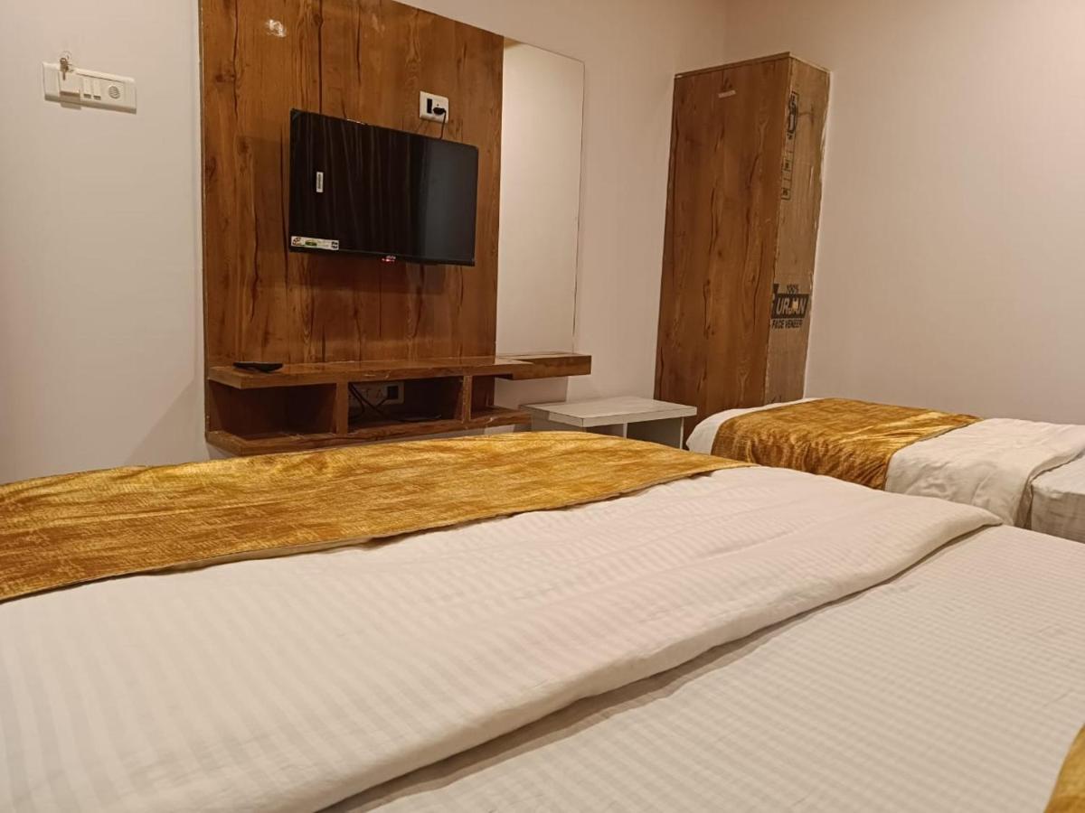 Hotel Maan Palace Вадодара Екстериор снимка