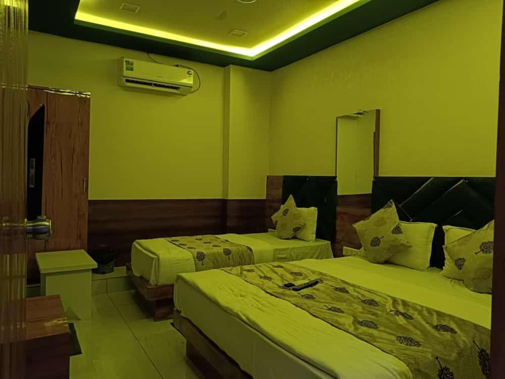 Hotel Maan Palace Вадодара Екстериор снимка