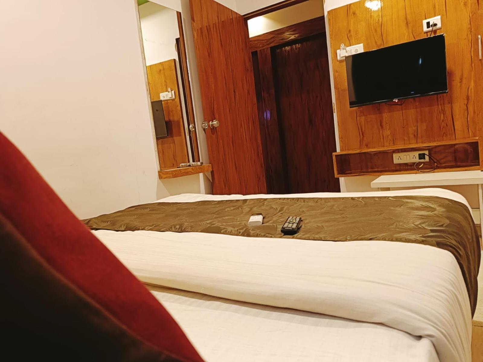 Hotel Maan Palace Вадодара Екстериор снимка