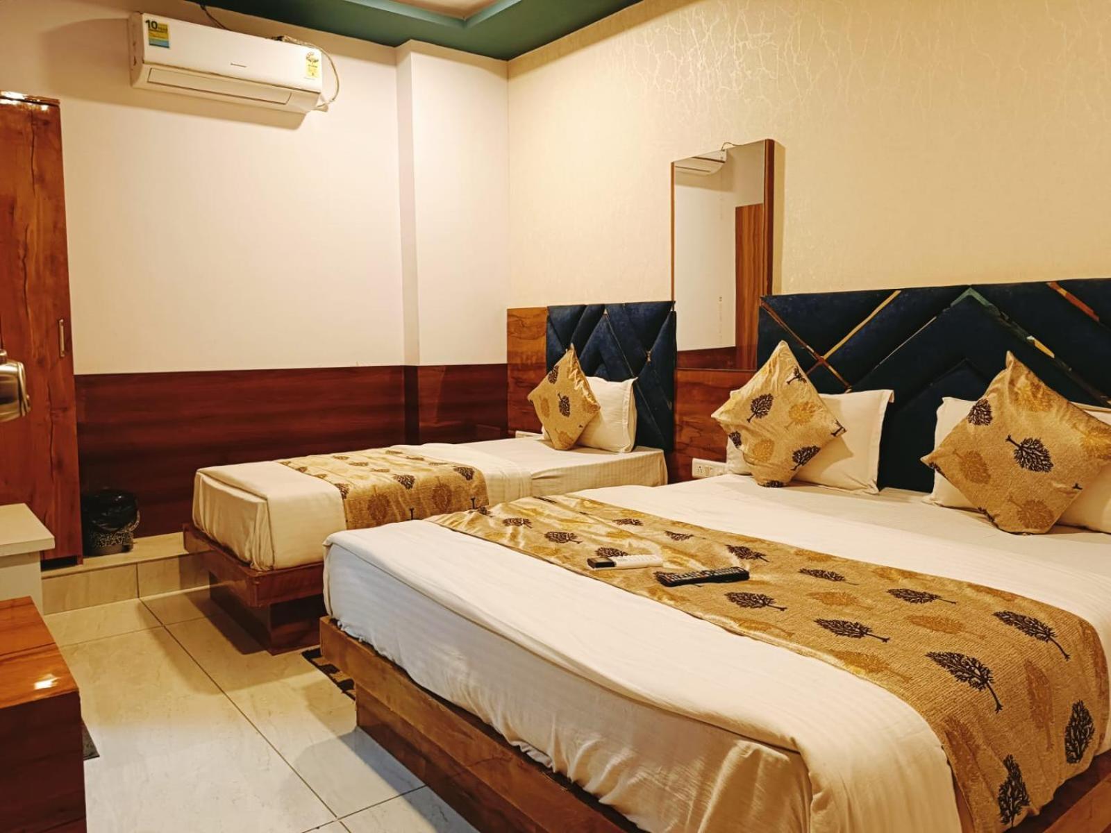 Hotel Maan Palace Вадодара Екстериор снимка