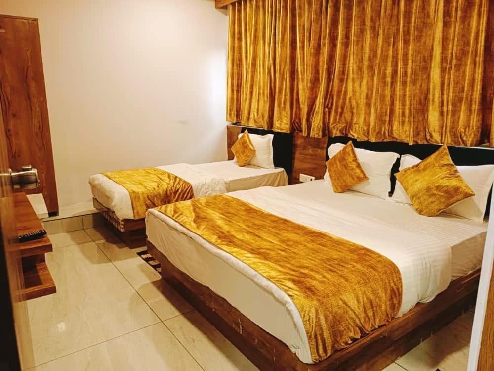 Hotel Maan Palace Вадодара Екстериор снимка